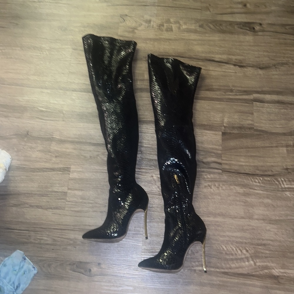 Black faux snake skin boots size 5.5
